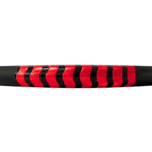 FUNDA PARA VOLANTE MEDIANA CON REFLEJANTE DE 38 CM CON FLECHAS ONDULADAS NEGRO CON ROJO.