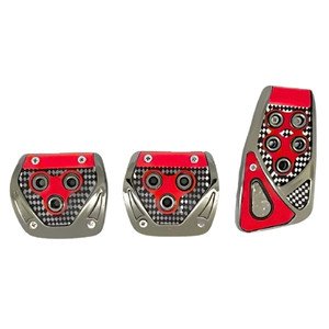 CUBREPEDAL COMBINADO CROMO CON HULE PARA AUTOMÓVIL ESTÁNDAR CARBÓN CON ROJO.