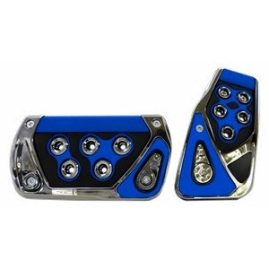 CUBREPEDAL COMBINADO CROMO CON HULE PARA AUTOMÓVIL AUTOMÁTICO CARBÓN CON AZUL.